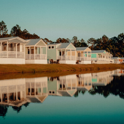 Island oaks cottages by lake