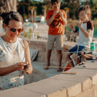 Island oaks family making smores